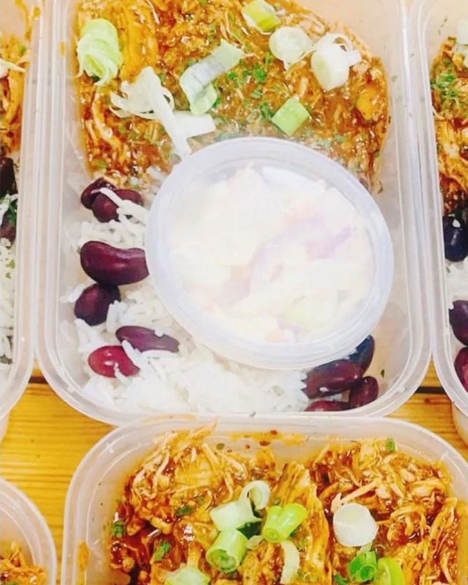 Pulled chicken with rice, kidney beans and coleslaw